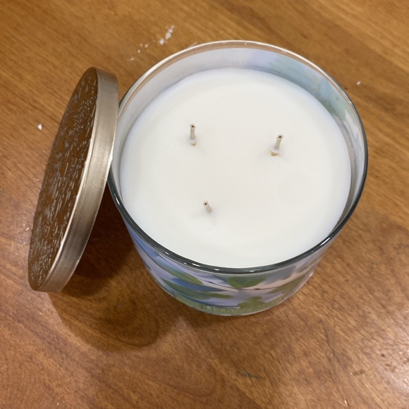 NWT.  Bath & Body Works, (White Barn), 3-wick candle. - Picture 2 of 6